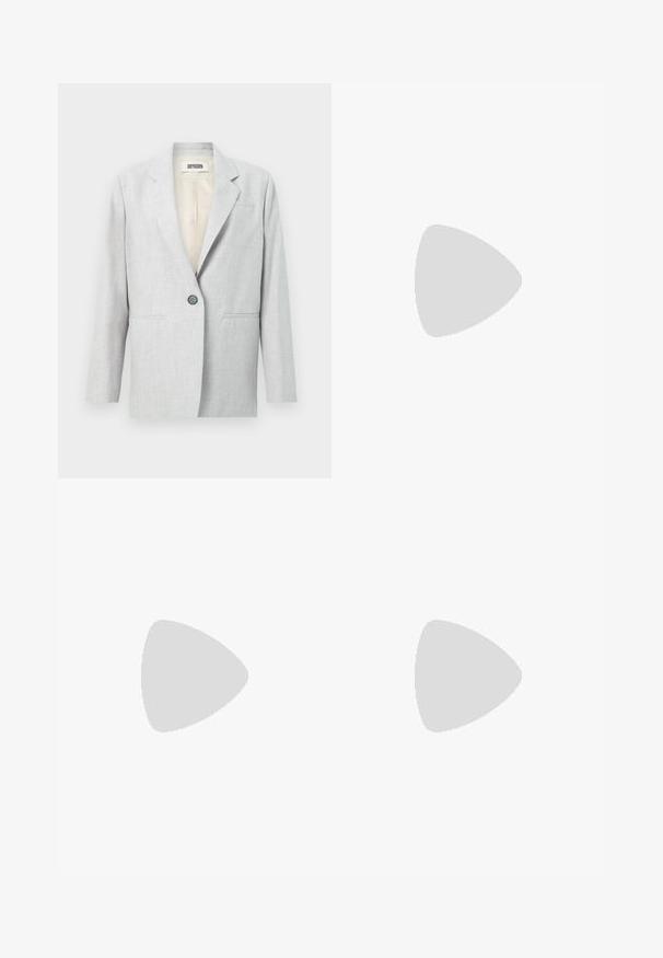 Blazer gris clair à un bouton avec revers crantés, deux poches fendues à l'avant et une doublure intérieure crème.; Débardeur sans manches côtelé lilas avec encolure ronde, coupe ajustée, et étiquette Marc O’Polo Denim à l’intérieur du col.; Pantalon large à taille haute beige avec fermeture visible par bouton et fermeture éclair, assorti d'un col de chemise blanc rentré.; Escarpin couleur crème à bout pointu avec un talon bas unique en forme de bulbe sur fond blanc uni.