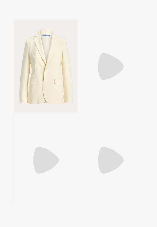 Blazer crème pour femme à un bouton, avec revers crantés et poches avant à rabat, marque Polo Ralph Lauren.; T-shirt blanc uni ajusté à manches courtes avec col rond et étiquette Lauren Ralph Lauren à l'intérieur du col.; Jean en denim bleu taille haute avec un lavage délavé, poches avant, fermeture par boutons et jambes légèrement évasées sur fond uni.; Mocassin plat à enfiler avec motif peau de serpent beige et marron et semelle basse marron sur fond uni.
