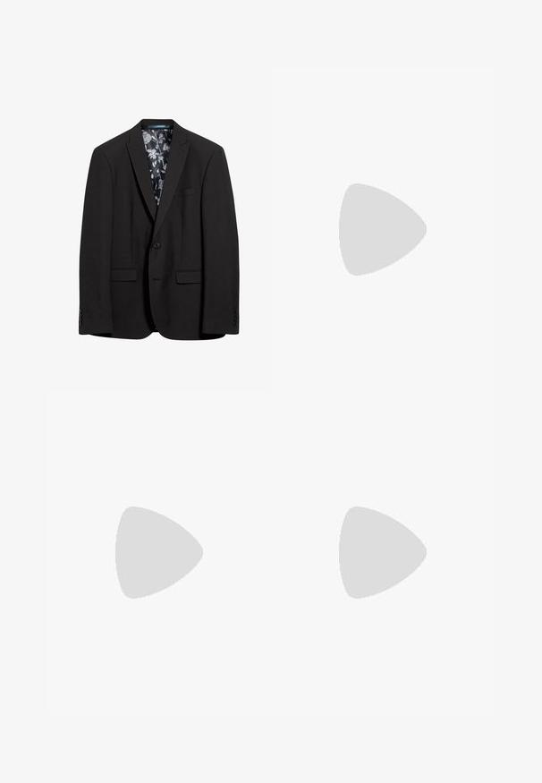 Blazer noir avec une fermeture à bouton unique, deux poches avant et une doublure à motif floral. Texture lisse et coupe ajustée.; Chemise blanche à manches longues avec col à pointes et poignets boutonnés, présentée de face sur fond gris clair uni.; Pantalons gris ajustés en tissu texturé, dotés d'une fermeture éclair, de poches avant et d'une coupe droite. Aucun motif ni accent visible.; Chaussure Oxford formelle pour homme en cuir noir avec laçage fermé, bout droit et petit talon empilé, vue de profil extérieur.