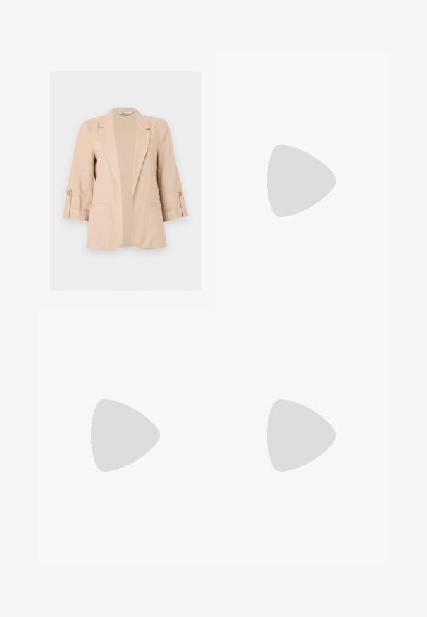 Blazer beige pour femme avec manches trois-quarts, ouverture devant, revers encastrés, pattes de manches boutonnées et deux poches passepoilées à l'avant.; Chemise à manches courtes bleu marine avec col et sept boutons blancs sur le devant.; Jeans en denim bleu à jambes larges avec un délavage léger, dotés d'une ceinture marron, de poches avant et d'un design classique à cinq poches.; Talons bride beige, fabriqués en matériau synthétique lisse. Présentent un bout carré, des côtés ouverts et un talon large. Design simple.