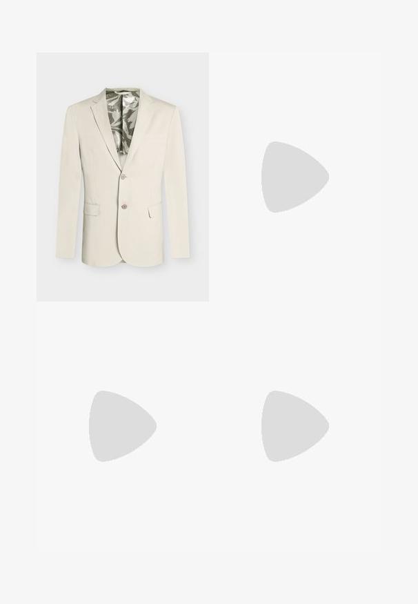 Blazer beige homme à deux boutons, col cranté, poches à rabat devant, poche poitrine et doublure intérieure grise et blanche à motifs.; Chemise blanche à manches longues avec col pointu et patte de boutonnage cachée, présentée sur un fond clair uni.; Pantalon beige droit avec passants de ceinture, plis devant et fermeture éclair.; Chaussure noire en cuir à enfiler avec semelle épaisse et marquage "HUGO" en or près du talon sur un fond uni gris clair.