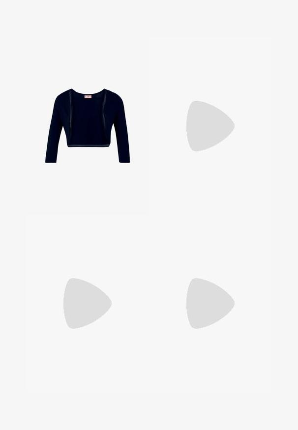 Zwarte cropped open-front cardigan met lange mouwen en een ronde hals, met een eenvoudig ontwerp en effen kleur.; Marineblauwe avondjurk met een kanten lijfje en korte mouwen, geaccentueerd met een met kralen versierde tailleband. Vloeiende rok met een gelaagde, zachte textuur.; Witte patenten leren hoge hak met een open zijkant, spitse neus, enkelband met gesp en een stevige blokhak.; Lange zilveren oorbellen met een scala aan heldere, facetteerde kristallen in een waterval van strengen met variërende lengtes en vormen.