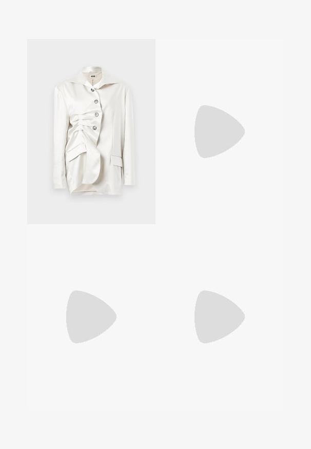 Blazer en satin blanc au design structuré, avec une fermeture à boutons, un col surdimensionné et un détail de tissu drapé sur un côté.; Chemise blanche sans manches à boutons avec col et un nœud près de l'encolure, avec une étiquette de marque à l'intérieur du col.; Pantalon noir taille haute à jambes larges avec un pli frontal, passants de ceinture, et une fermeture dissimulée sur fond blanc.; Chaussure slingback en cuir verni noir à bout pointu avec bride en T et petit talon bloc incliné sur fond blanc.