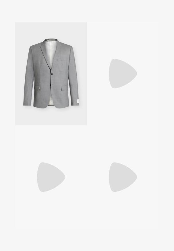 Ανοιχτό γκρι ανδρικό σακάκι με πέτο notch, δύο μπροστινά κουμπιά, τρεις τσέπες με καπάκι και μία στήθους τσέπη, εμφανίζεται σε λευκό φόντο.; Μαύρη βαμβακερή μπλούζα t-shirt με ασημί λογότυπο "ck" μπροστά. Κοντά μανίκια και στρογγυλή λαιμόκοψη με κανονική εφαρμογή.; Ανοιχτό μπλε τζιν με άνετη εφαρμογή, με σκισμένες επιδιορθώσεις στα γόνατα, σχεδιασμό με πέντε τσέπες και straight γραμμή στο παντελόνι.; Μαύρο δερμάτινο παπούτσι με χαμηλό τακούνι και διακριτικό λογότυπο Calvin Klein στο πλάι, παρουσιασμένο σε προφίλ σε λευκό φόντο.