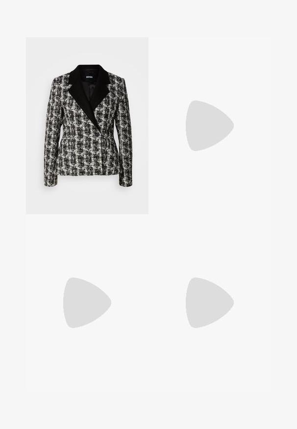 Blazer noir et blanc à double boutonnage avec un motif pied-de-coq, revers crantés et boutons noirs. Tissu texturé avec une coupe structurée.; Pull à col roulé noir en tissu tricot léger. Avec des manches longues et une silhouette ajustée dotée de coutures raglan.; Pantalons larges à rayures noires, en tissu lisse, avec une taille mi-haute et un design frontal épuré. Pas de poches visibles.; Chaussure slingback en cuir noir à bout pointu avec un talon bloc haut et une doublure intérieure beige sur un fond clair uni.
