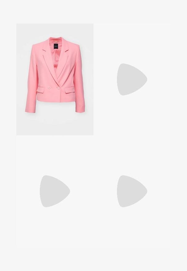 Blazer rose avec un design ajusté, devant à un seul bouton, fermeture à deux boutons et deux poches latérales. Fait en tissu lisse avec des revers crantés.; Débardeur blanc côtelé avec un col rond et sans manches. Tissu extensible et design ajusté. Étiquette au dos indiquant "GESTUZ."; Pantalons tailleur roses éclatants avec une coupe droite, présentant une texture lisse, des plis à l'avant et une taille plate.; Sandale noire à talon haut avec sangle à la cheville, suspendue au-dessus d'un sol en carreaux de bois à l'extérieur, avec un arrière-plan flou de verdure et de pierre.