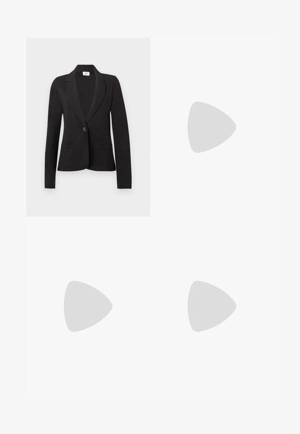 Veste noire à un bouton avec revers crantés et deux poches passepoilées à l'avant, manches longues et taille cintrée.; T-shirt noir à manches courtes avec col rond et broderie florale abstraite en fil noir et blanc cousu sur la poitrine.; Jean large en denim gris clair. Comprend cinq poches, une fermeture à bouton et une texture légèrement délavée pour un look usé.; Chaussures Mary Jane en cuir noir avec bout pointu, petit talon carré et bride ajustable avec une boucle argentée. Texture lisse et brillante.