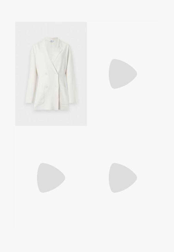 Blazer blanc croisé avec col à revers crantés, manches longues, deux poches avant et quatre boutons blancs de Filippa K.; Blouse blanche sans manches avec encolure ronde et fermeture éclair visible dans le dos, présentée sur fond blanc uni.; Pantalon beige à jambes larges en tissu lisse, doté d'une fermeture à un seul bouton, de poches latérales et d'une coupe décontractée pour un port confortable.; Chaussure à bride arrière en cuir noir avec bout pointu, dotée d'un accent brillant sur le bout et d'un talon de hauteur moyenne. Design latéral ouvert.