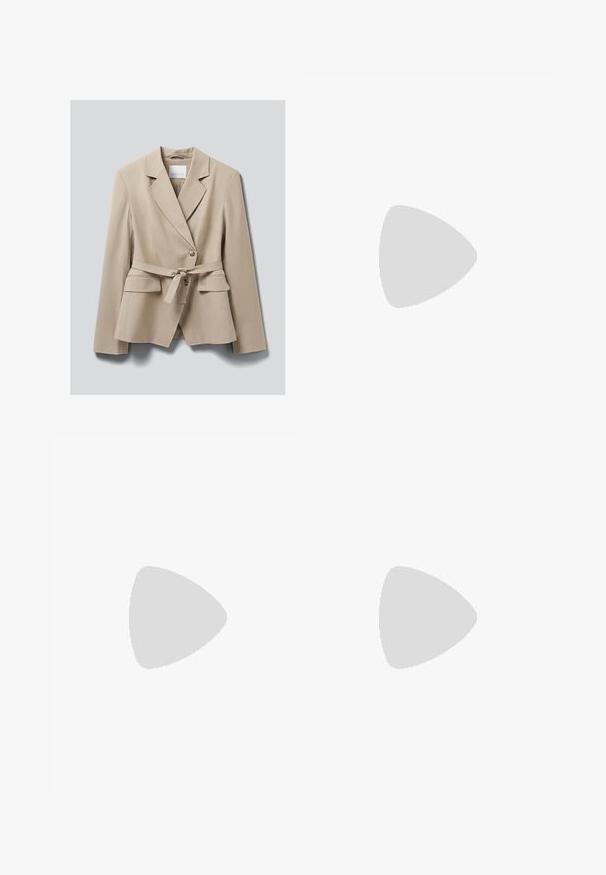 Blazer beige ajusté avec revers crantés, deux poches avant à rabat, fermeture à boutons et ceinture assortie en tissu nouée à la taille.; Seidensticker SEIDENSTICKER TUNIKA SCHWARZE ROSE - Blouse - ecru; Pantalons beiges ajustés, dotés de poches latérales et de détails zippés à l'ourlet, fabriqués dans un tissu lisse et léger.; Mocassin en cuir marron à enfiler avec semelle noire et petit talon, avec un détail de bride sur le dessus.