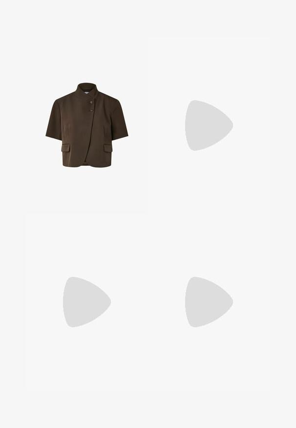Blazer marron foncé à manches courtes avec un col montant, deux boutons sur le devant et deux poches à rabat près de la taille.; T-shirt en coton blanc avec des manches courtes, un col rond et une texture côtelée. Design ajusté avec une finition lisse et nette.; Jean noir à jambes larges avec poches avant et fermeture par bouton argenté, posé à plat sur un fond gris clair.; Ballerine plate en cuir noir avec bout froncé et lacet à nouer orné d'embouts métalliques, vue latérale minimaliste et élégante.