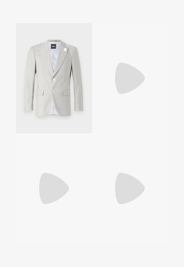 Blazer gris clair avec revers en pointe, fermeture à deux boutons, poches latérales et accent décoratif en fleur blanche sur le revers. Intérieur doublé.; Chemise blanche à manches longues avec col bande, boutonnière à l'avant et ourlet arrondi. Fabriquée en coton, elle présente une texture lisse et un léger éclat.; Pantalons gris ajustés en tissu lisse, avec un motif à carreaux fin, des jambes droites et des passants de ceinture. Pas de poches visibles.; Mocassin homme en cuir noir avec couture moc toe, bride penny, col texturé et petit talon empilé sur fond blanc.