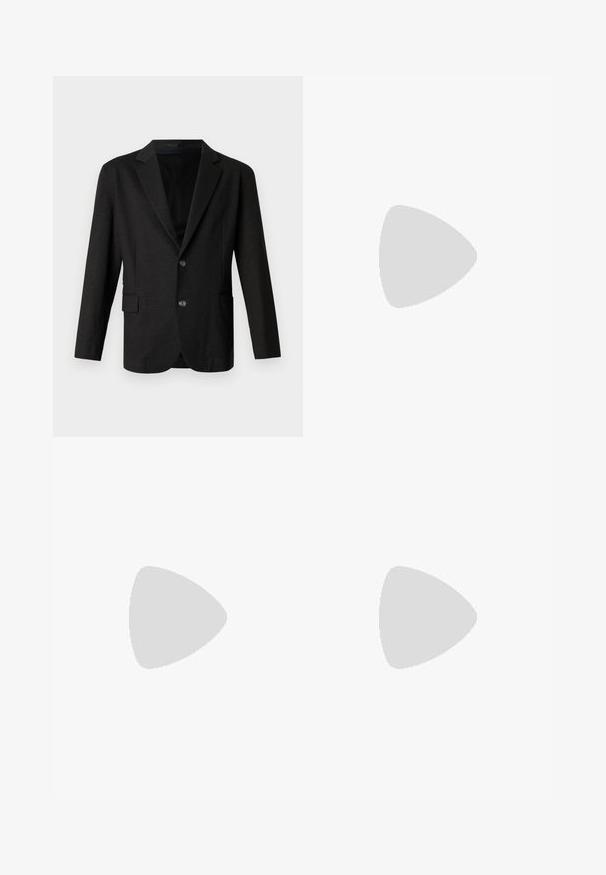 Blazer gris foncé en tissu lisse et texturé. Il présente un revers cranté, deux boutons à l'avant et une poche simple sur le côté gauche.; Chemise blanche à manches longues et à boutons en coton, avec un col classique, un logo discret près de la poitrine et des boutons blancs.; Pantalons tailleur gris avec une finition texturée, devant plat et design à jambe droite. Comprend des poches latérales et des passants de ceinture.; Chaussure habillée en cuir noir avec lacets flottant au-dessus d'un tapis beige, une table ronde orange en arrière-plan.