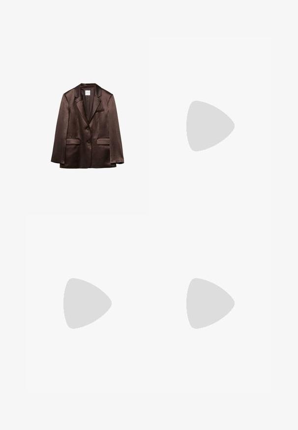 Blazer en satin marron avec revers crantés, deux poches à rabat devant, une poche poitrine passepoilée et deux boutons sur le devant.; Pull-over marron côtelé avec col montant et fermeture à demi-zip. Présente une coupe décontractée et une texture douce.; Jean marron foncé à jambes larges avec boutons à l'avant, fermeture éclair et surpiqûres blanches contrastantes. Comprend des poches avant et une poche monnaie avec rivets en cuivre.; Mule en cuir verni noir à bout ouvert avec un talon stiletto fin de hauteur moyenne et une bride supérieure basse.