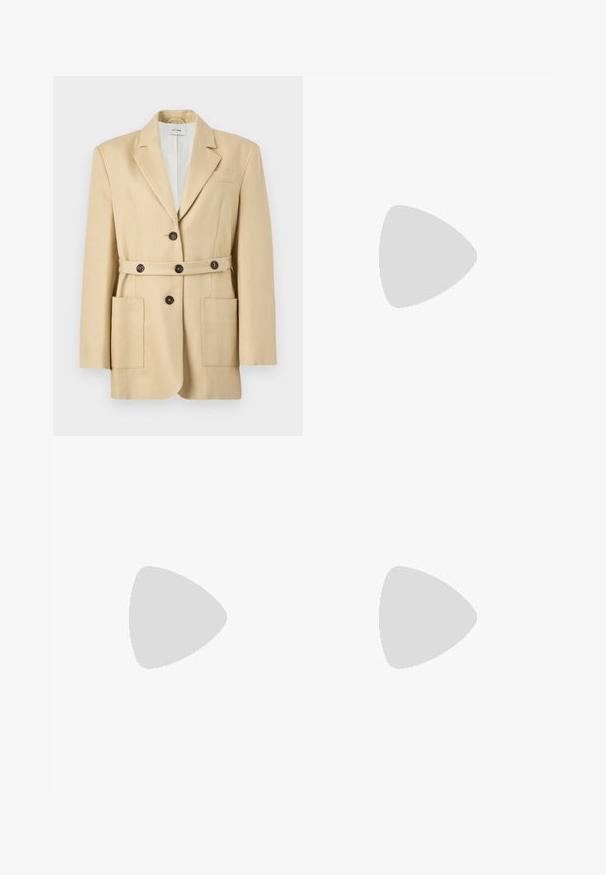 Μπεζ tailored σακάκι με λεία γιακά, κούμπωμα μπροστά με κουμπιά, ζώνη με κουμπιά που ταιριάζει και δύο μεγάλες τσέπες patch.; Καφέ στενή μπλούζα έξω από τον ώμο με ελαφριά ρυτίδωση στον λαιμό, παρουσιασμένη σε απλό ανοιχτό φόντο.; Μπλε ναυτικό φαρδύ παντελόνι με ελαστική μέση και λεία μπροστινή όψη, παρουσιασμένο πάνω σε λευκό φόντο.; Γυναικείο παπούτσι με μυτερή μύτη σε κρεμ αποχρώσεις, χαμηλό τακούνι στρογγυλό σε σχήμα μπάλας, σε απλό φόντο.