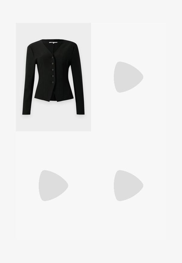 Blazer noir ajusté à manches longues avec col en V, cinq boutons sur le devant et ourlet légèrement évasé.; Robe noire sans manches avec une encolure carrée, un corsage ajusté et une jupe évasée froncée ; texture lisse et couleur unie.; Jambes portant des leggings côtelés foncés associés à des ballerines noires avec de petits détails en nœud sur fond blanc.; Petit sac à main noir brillant avec deux longues anses et des détails à cordon sur les côtés sur un fond clair uni.