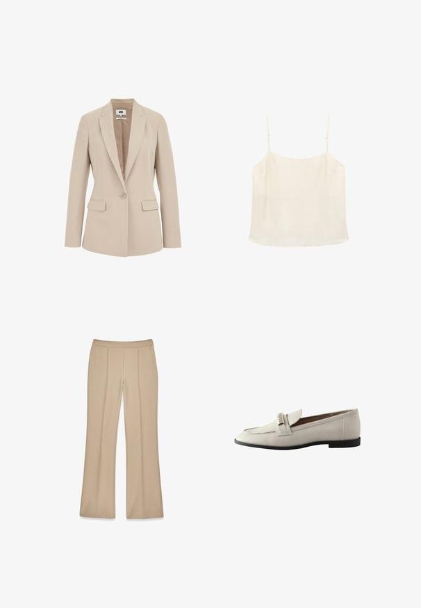 Blazer beige para mujer, entallado, con cierre de un solo botón, solapas con muesca, bolsillos con solapa y mangas largas.; Top de camisola sin mangas de color crema con tirantes finos ajustables y escote recto sobre un fondo blanco.; Pantalones beige ajustados con diseño de pierna acampanada, hechos de una tela suave que presenta detalles de pliegues en la parte delantera, con cinturilla elástica para mayor comodidad.; Mocasin de piel gris claro con punta redondeada, presenta una lengüeta plegable y herrajes decorativos. Suela de goma negra y detalles de costura sutiles.