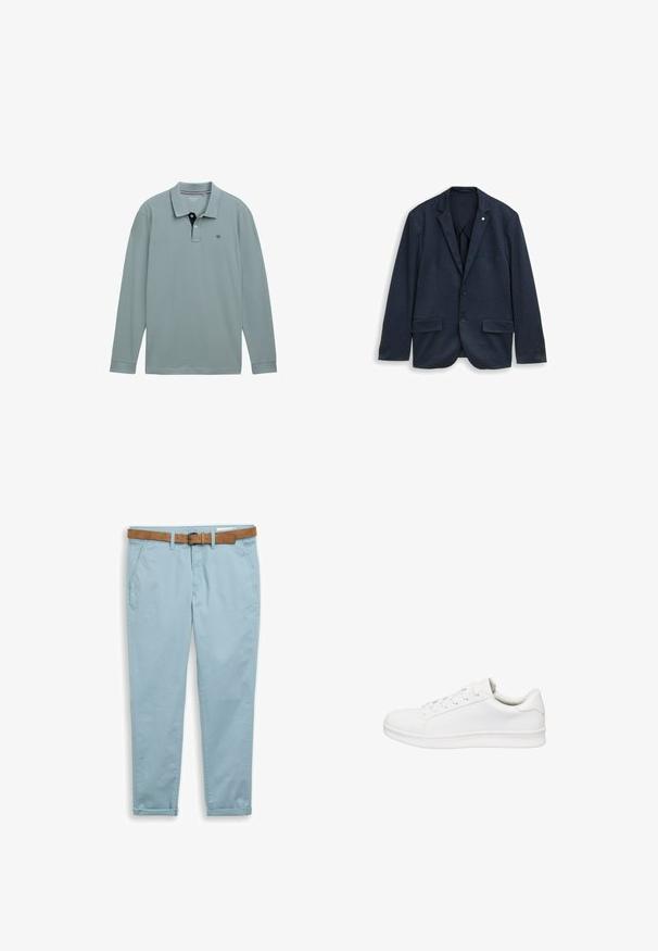 Mørkeblå to-knaps herreblazer med notch-revers, forlommer med klap og manchetter med knapper, vist på hvid baggrund.; Langærmet polo-shirt i lys blå med en kontrastfarvet navy krave. Cotton materiale, med et lille logo på venstre bryst. Klassisk pasform.; Lyseblå, tætsiddende bukser med opbuk ved kanten og sidelommer, kombineret med et tanfarvet læderbælte med en sølvspænde.; Lavtop hvid sneaker med snørebånd, glat læderoverdel, polstret krave og tyk gummisål, vist i sideprofil på hvid baggrund.