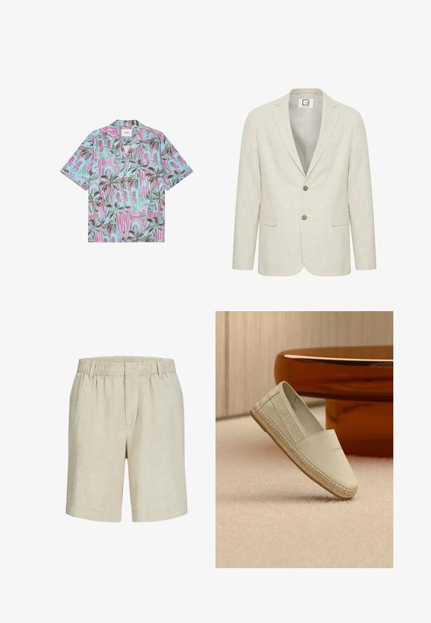 Blazer en lin beige clair avec un revers cranté, fermeture à deux boutons et poches avant. Présente une texture subtile et un intérieur uni.; Chemise à manches courtes boutonnée avec motif de palmiers et d'arcs en rose, bleu et vert.; Short beige longueur genou avec taille élastique, passants pour ceinture, bouton sur le devant et fermeture éclair, fabriqué en tissu léger.; Espadrille en toile beige avecsemelle en jute tressé, reposant sur un tapis beige près d'un meuble en bois brun arrondi.