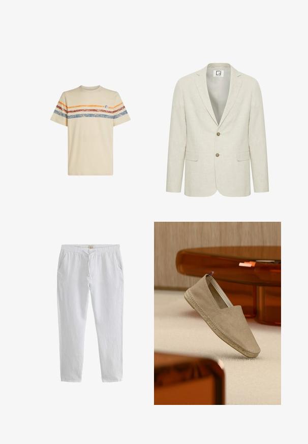 Lys beige linned blazer med slået revers, to-knaps lukning og frontlommer. Har en diskret tekstur og en ensfarvet inderside.; Cremefarvet bomulds t-shirt med horisontale striber i orange, rød og blå. Korte ærmer, rund halsudskæring og lille logo-detail på brystet.; Hvide bomulds-casualbukser med elastisk talje, snøre, knaplukning og sidelommer.; Beige lærredsespadrille med vævet sål og lille trikolor hælflig, placeret på et lyst tæppe med ravfarvet møblement i baggrunden.