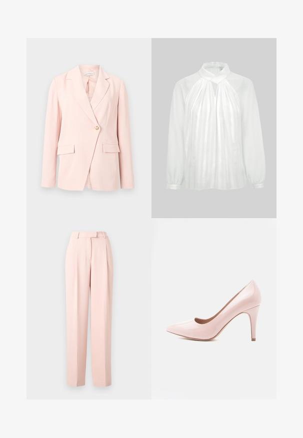 Lichtroze damesblazer met lange mouwen, enkele goudkleurige knoopsluiting, revers met inkeping en twee voorflapzakken.; Witte blouse met lange mouwen en hoge hals, verticale doorschijnende strepen aan de voorkant, sleutelgatdetail en manchetten met knopen op een effen achtergrond.; High waist lichtroze, op maat gemaakte broek met riemlussen en een slanke, rechte pijp, afgebeeld tegen een effen achtergrond.; Roze lakleren hoge hak schoen met een puntige neus en een slanke hak. Gladde textuur met een glanzende afwerking. Geen zichtbare accenten of patronen.