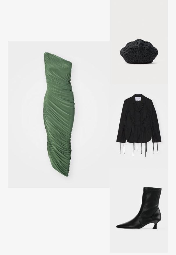 Schwarze Blazer mit strukturiertem Design, ausgestattet mit geflochtenen Akzenten und langen Bändern an den Ärmeln. Zwei Fronttaschen und ein Reverskragen.; Grünes, einseitig trägerloses Kleid aus gerafftem, strukturiertem Stoff, das eine figurbetonte Silhouette hat, die bis zum Saum fließt.; Schwarzer Leder-Stiefel bis zur Mitte der Wade mit spitzer Schuhspitze und niedrigem Kittenabsatz, seitlich auf hellem einfarbigem Hintergrund gezeigt.; Schwarze Korbtasche in Muschelform mit gebogenem Oberteil und gewebter Textur auf einfarbigem Hintergrund.