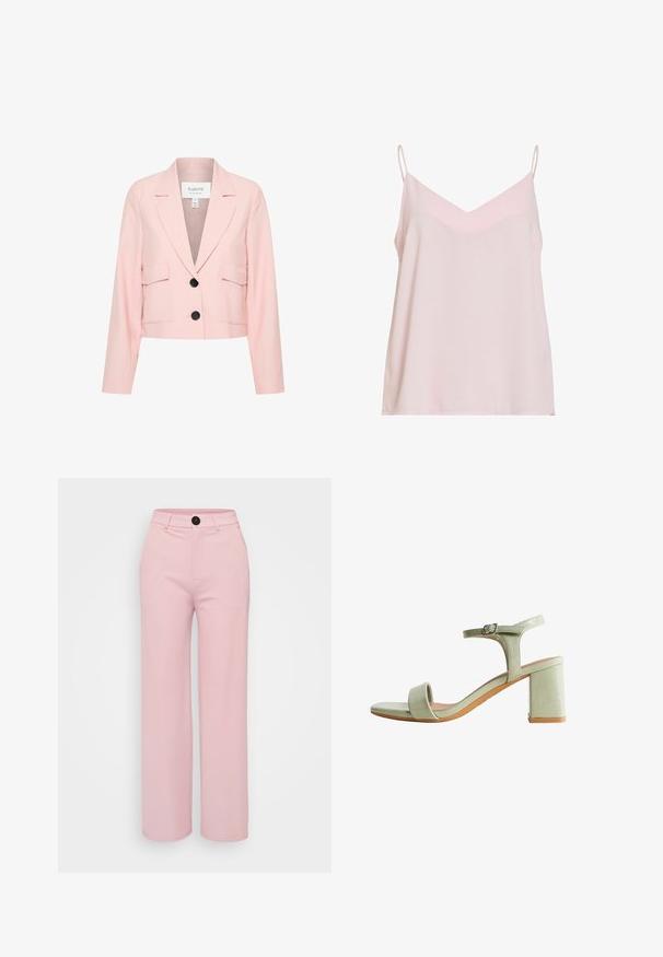 Cropped roze blazer van lichtgewicht stof, met een notch-revers, twee voorzakken en een enkele knoopsluiting.; Lichtroze mouwloze top met dunne spaghettibandjes en een V-vormige halslijn.; Lichtroze wijde broek met een gladde textuur, voorzien van een zwarte knoop en een klassiek ontwerp van de tailleband. Geen extra zakken zichtbaar.; Lichtgroene sandaal met open teen, blokhak, enkelriem en gespsluiting, zijaanzicht op witte achtergrond.