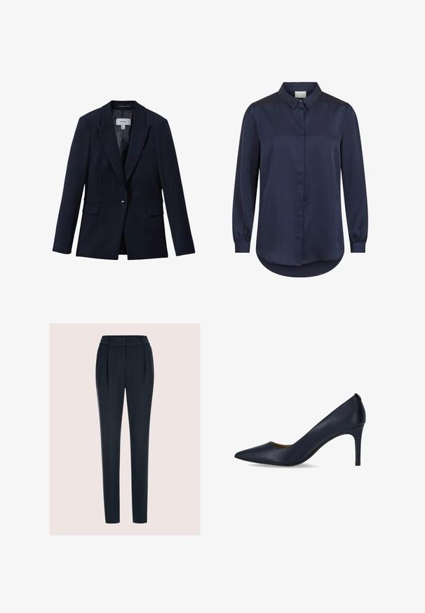 Marineblauwe blazer met één knoop, notched revers, twee voorzakken met klep en een borstzak, ontworpen voor dames.; Marineblauwe blouse met lange mouwen, knoopmanchetten, verborgen knopen aan de voorkant en een klassieke kraag.; Zwarte op maat gemaakte hoge taille broek met plooien aan de voorkant en taps toelopende pijp op een neutrale achtergrond.; Marineblauwe hoge pump van soepel leer, met een spitse neus en een slanke hak. Eenvoudig ontwerp zonder extra versieringen.