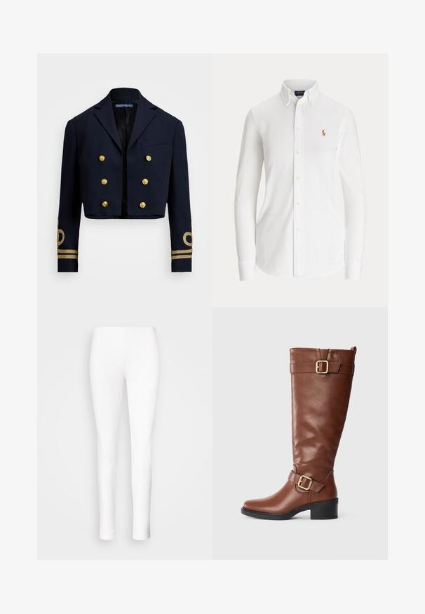 Marinblå cropped jakke lavet af glat stof, med gyldne dobbeltknapper og gyldne broderede detaljer på ærmerne.; Hvid skjorte med lange ærmer og knapper, med knaplukket krave og lille broderet polo-spillerlogo på brystet.; Hvide leggings lavet af strækbart materiale. Tætsiddende design med en glat tekstur, der snævrer ind ved anklerne uden synlige lukninger eller udsmykninger.; Brun knæhøj læderstøvle med to gyldne spænder, lav sort blokhæl og snoretab bagpå på en helt hvid baggrund.