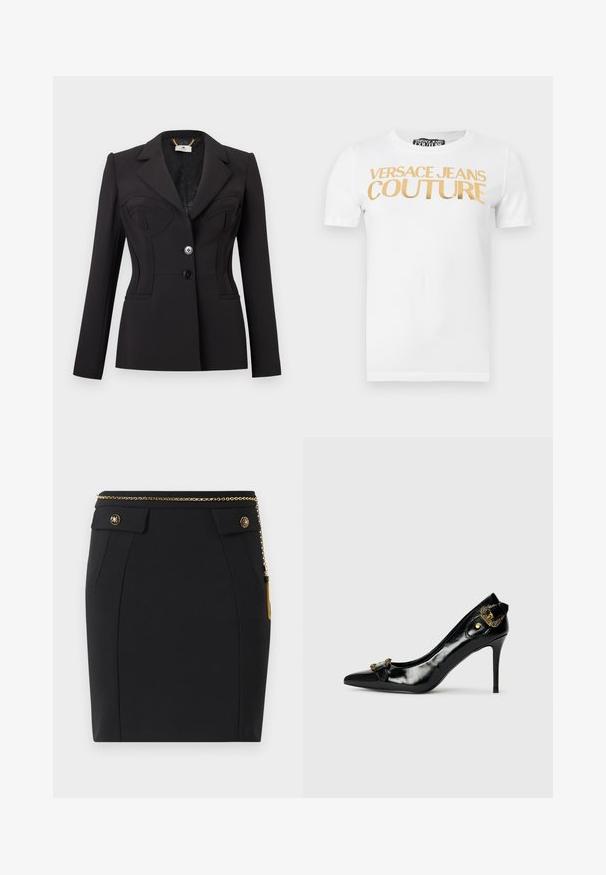 Schwarzer, maßgeschneiderter Blazer mit langen Ärmeln, zwei vorderen Knöpfen, strukturierter Brustpartie und Reverskragen mit Kerbe.; Weißes T-Shirt mit kurzen Ärmeln und goldenem "VERSACE JEANS COUTURE" Schriftzug quer über der Brust gedruckt.; Schwarzer, taillierter Rock mit vorderen Klappentaschen, goldenen dekorativen Knöpfen und einem dünnen goldenen Kettengürtel mit einem Quast auf der rechten Seite.; Schwarzer Lackleder-High-Heel-Schuh mit spitzer Zehe, einer Schleifendetaillierung auf der Vorderseite und einer dekorativen goldfarbenen Hardware-Akzent auf der Rückseite.