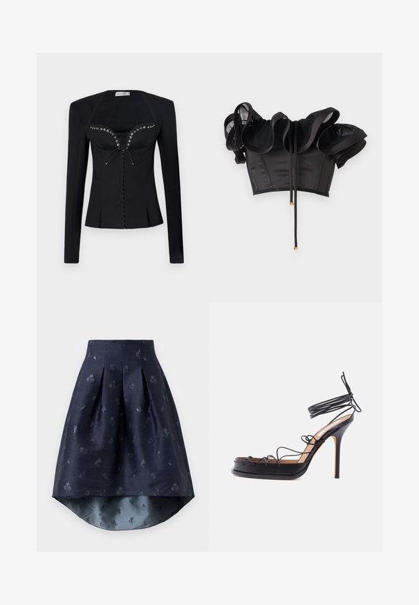 Ludovic de Saint Sernin REBECCA JACKET - Blazer - black; Sort off-shoulder crop top med flæset mesh-ærmer og forfra bindebånd med guldfarvede metalender, vist mod en ensfarvet lys baggrund.; Marineblå høj-lav nederdel med plisseringer og et diskret mønster af kortsymboler i en let skinnende stof.; Sort højt hælede sandal med tynde læderremme, der vikles omkring foden og anklen, med en spids stilethælhæl.