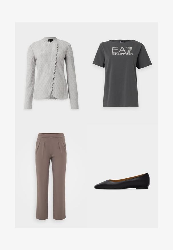 Lichtgrijs, gestructureerd lang mouw jasje met golvend verticaal patroon en geschulpte asymmetrische voorkant, weergegeven op een witte achtergrond.; Grijs T-shirt met korte mouwen van katoen. Voorzien van een wit logo met "EA7" en "EMPORIO ARMANI" in een stijlvolle grafische vormgeving.; Taupe losvallende broek met elastische tailleband en voorplooien, gemaakt van zachte stof.; Zwarte leren puntschoen met lage hak en gladde afwerking, zijaanzicht op een lichtgrijze achtergrond.