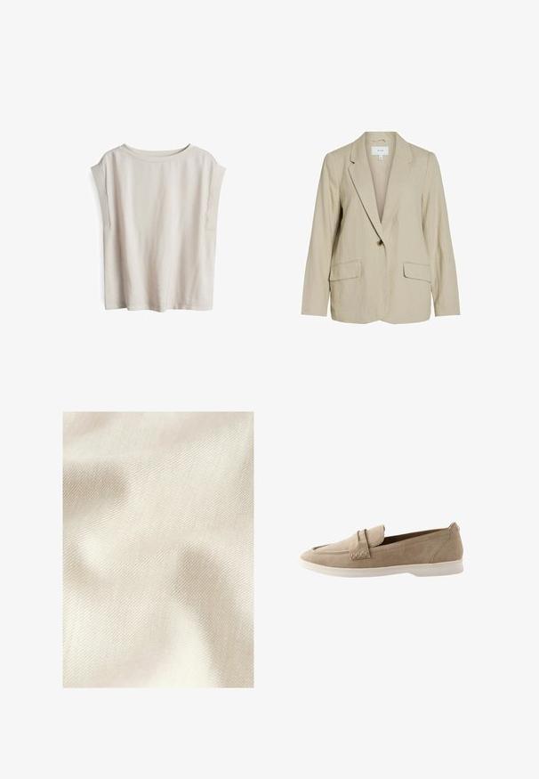 Hellbeige Blazer aus strukturiertem Stoff. Verfügt über einen Schließknopf, Reverskragen und zwei Fronttaschen.; Kurzärmliges, hellbeiges Oberteil aus weichem Stoff, mit weitem Ausschnitt und herabgesetzten Schulternähten, in lässiger Passform und minimalistischem Design.; Glatter, leicht zerknitterter cremefarbener Stoff mit diagonaler feiner Rippstruktur, Nahaufnahme.; Beiger Wildleder-Slipper mit weißer Gummisohle und einem dekorativen Riemen über dem Spann.