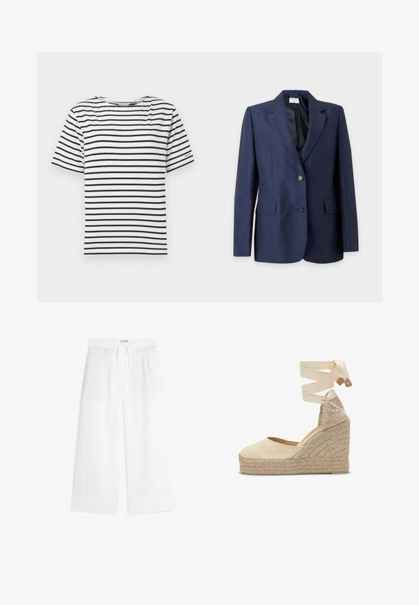 Marineblå skræddersyet blazer med hakrevers, to forreste knapper, klaplommer og sort indvendig foring, vist mod en hvid baggrund.; Hvid t-shirt med vandrette navy striber, rund halsudskæring, korte ærmer og en lille logo detalje på venstre ærme. Materialet er bomuld.; Hvide bukser med brede ben, elastisk talje og bundet snøre, lavet af letvægtsstof.; Beige lærredsespadrille med kilehæl i flettet jute og ankelstropper i matchende stof.
