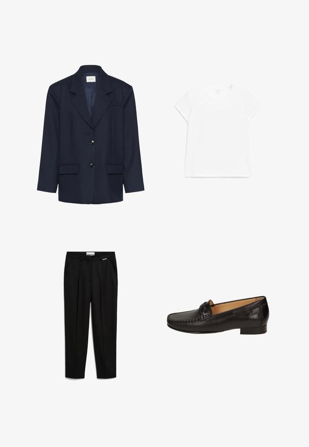 Dunkelblauer Navy-Blazer mit zwei schwarzen Knöpfen, Revers mit Kerbe, Pattentaschen und einer Brustleistentasche, dargestellt vor einfarbigem Hintergrund.; Weißes T-Shirt mit kurzen Ärmeln und Rundhalsausschnitt in regulärer Passform, flach auf weißem Hintergrund präsentiert.; Schwarze Hose aus glattem Stoff, mit geradem Beinanschnitt, seitlichen Taschen und einem dezente Markenakzent am Bund.; Schwarze Leder-Loafers mit dekorativem Knoten-Detail, glatter Textur, runder Form und niedrigem Absatz. Innen mit beigem Material gefüttert.