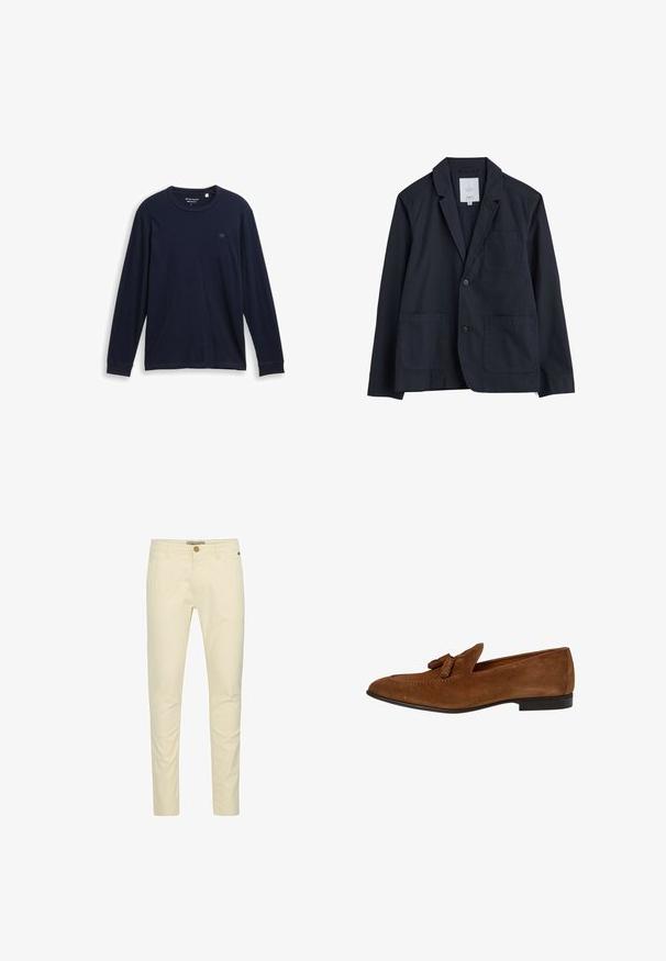 Seasalt Cornwall TOWEN LONG SLEEVE - Blazere - inkwell; Marine langærmet T-shirt lavet af blødt bomuld, med rund halsudskæring, syede kanter og et lille broderet logo på brystet.; Beige bomulds-chinos med slim fit, der har en knaplukning og diskrete syninger på lommerne. Glat tekstur med en poleret finish.; Brun ruskind herreloafer med duske, lav sort hæl, rundet tå og syninger langs overdelen.