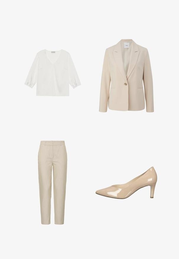 Lichtbeige damesblazer van textuurstof. Heeft een notch-lapel, een enkele knoopsluiting en twee voorzakken.; Witte blouse met lange mouwen, een diepe V-hals, zacht satijnachtig materiaal en gathered manchetten voor een relaxed fit.; Beige broek van lichtgewicht stof, met een taps toelopend ontwerp, vlakke voorkant en zijzakken; gladde textuur met subtiele strepen.; Beige patentleren hoge hakken met een spitse neus en een slanke hak van 7,5 cm. Gladde textuur met een glanzende afwerking.
