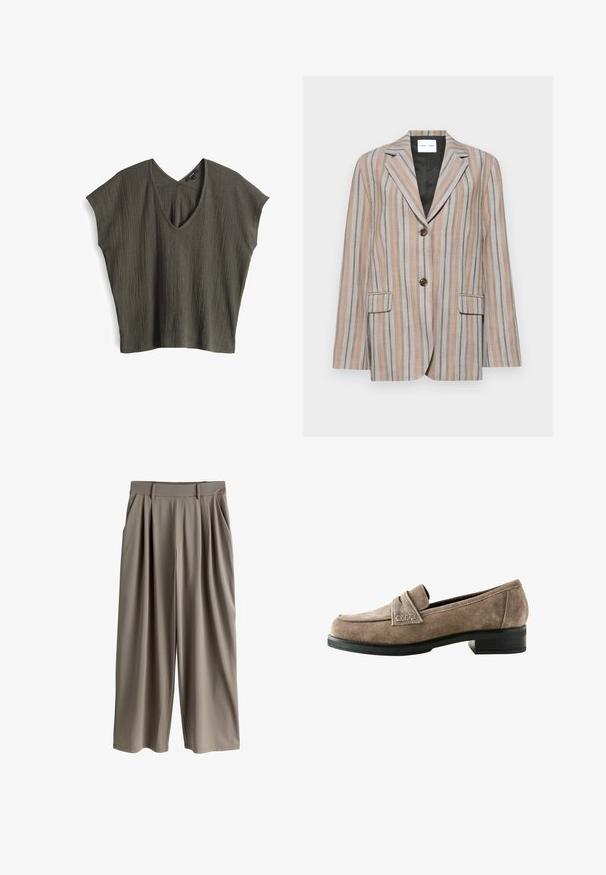 Gestreepte blazer in beige en blauwe tinten, met een gelapt revers, twee voorzakken en een twee knopen sluiting. Textuurstof met een gladde voering.; Olijfgroene, kortmouwtop met een textuur, gekreukt ontwerp en een V-hals. Lichte stof met een losse, relaxte pasvorm.; Beige broek met wijde pijpen, plooien, riemlussen en zijzakken, ontworpen voor een ontspannen pasvorm.; Bruine suède loafers met een lage, zwarte gestapelde hak. Heeft een gestikt voorpand en een zachte binnenvoering. Rond ontwerp van de neus.