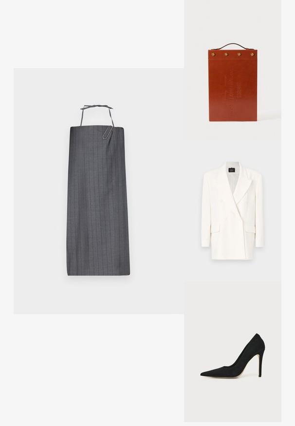 Hvid dobbeltradet blazer lavet af et glat stof. Den har revers med hakket krave, lange ærmer og to forlommer. Ren design, minimale detaljer.; Grå stribet forkle med lige snit, der har en nakkestrop og et dekorativt papirklips på forsiden. Glat stofstruktur.; Sort højhælet stiletpump med spids tå og glat tekstur, vist fra siden på en ensfarvet lys baggrund.; Brun læder dokumentmappe med en flad rektangulær form, præget tekst, et håndtag i toppen og guldfarvede metal detaljer.
