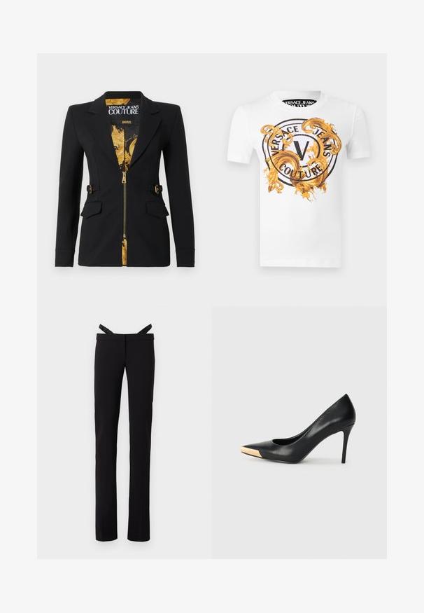Sort tætsiddende blazer med for af guld barokmønster, frontlynlås, hakkede revers, detaljer med sidestropper og klaplommer.; Hvid kortærmet t-shirt med et sort cirkulært "Versace Jeans Couture"-logo og udsmykkede gyldne barokstil-swirls på forsiden.; Sort lige bukser med slim fit og glitrende sorte seler fastgjort til taljen mod en hvid baggrund.; Sort læder stiletter med spids tå; har et metalisk guldakcent på tåkapperne. Glat overflade med et strømlinet design.
