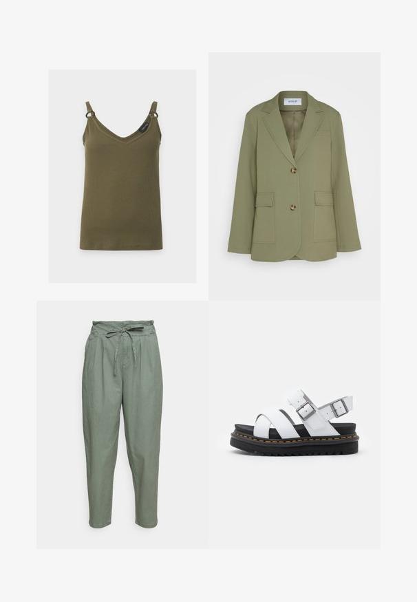 Envii Blazer - deep lichen green; Khakigrøn ribbet tanktop med V-hals, tynde stropper og små metalringe, der forbinder stropperne til toppen, vist på en ensfarvet baggrund.; Vero Moda VMEVANY HR LOOSE STRING - Bukser - laurel wreath; Hvide lædersandaler med justerbare spænder, lagdelt sort platformssål og orange syning langs kanten.