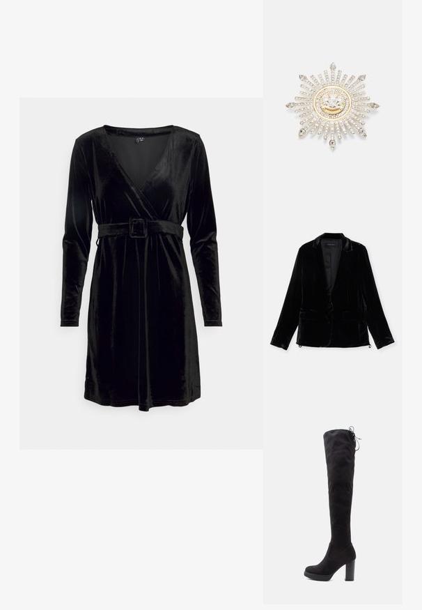 Blazer en velours noir avec manches longues, revers cranté, fermeture à un bouton, et deux poches avant. Texture douce et coupe ajustée.; Vero Moda Petite VMCARLY DRESS - Robe de jour - black; Bottes noires au-dessus du genou en suede doux, avec un talon épais, une semelle plateforme et un détail en lacets en haut pour un ajustement réglable.; Broche en argent avec un design en rayons de soleil, mettant en vedette des strass clairs et un centre circulaire accentué d'or avec un emblème.