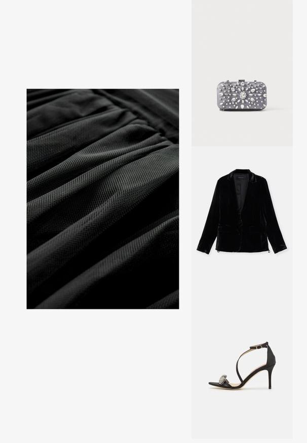 Sort fløjl blazer med lange ærmer, slagkrave, enkelt knaplukning og to forlommer. Glat tekstur og skræddersyet pasform.; Sort tekstureret stof med et plisseret design, der viser et ensartet mønster og en blød udseende. Fokus på lag og folder i materialet.; Sort satin højhælet sandal med åben tå, der har en indviklet rhinsten detalje foran og ankelrem for støtte.; Lille rektangulær mørkegrå clutch pyntet med klare rhinsten i et strålende mønster og en sølvkæde som strop.