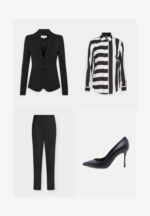 Patrizia Pepe GIACCA - Blazer - nero; Stribet skjorte med lange ærmer i sort og hvid, med krave, kontrasterende stribebredder og buet kant.; Sorte, tætsiddende bukser med bæltestropper, forlynlås og lige ben, vist mod en hvid baggrund.; Sort læderpump med spids tå og høje stiletter på en ensfarvet lys baggrund.