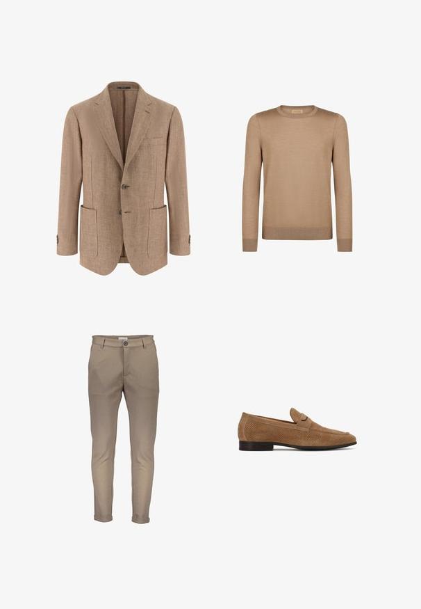 Herre beige blazer i fiskebenmønster med hakkede revers, to forlommer med klap, to-knaps lukning og knapper ved ærmekanterne.; Brun langærmet sweater i et glat strikstof med rund halsudskæring og ribbede kantbånd og manchetter, der har et minimalistisk design.; Beige bomuldsblanding bukser med en tætsiddende pasform, der har knaplukning, bæltestropper og opviklede manchetter. Glat tekstur med rene syninger.; Lysebrun herreloafer i ruskind med perforeret design, lav sort hæl og en remdetalje hen over toppen.