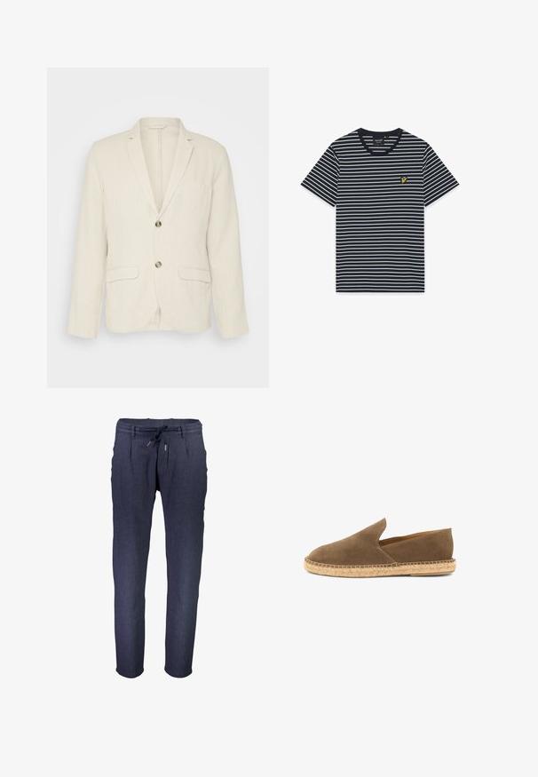 Blazer de lino beige claro con dos bolsillos frontales, solapas con muesca y dos botones. Tejido texturizado con un corte relajado.; Camiseta de manga corta azul marino con delgadas rayas horizontales blancas y un pequeño logo de un pájaro amarillo en el pecho izquierdo.; Pantalones tapered de color azul marino, hechos de una tela texturizada, con una cinturilla elástica y cordón ajustable, además de bolsillos laterales.; Alpargata marrón de ante con suela de yute trenzado y lados bajos, diseñada para uso informal.