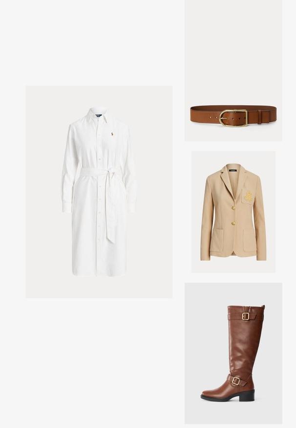 Beige op maat gemaakte blazer met twee voorzakken, gouden borduurwerk op de linker borstzak en twee gouden knopen middenvoor.; Witte blousejurk met lange mouwen, kraag, taillint en klein geborduurd logo op de linkerborst.; Bruine leren knielange laars met twee gouden gespen, lage zwarte blokhak en een treklipje aan de achterkant op een witte achtergrond.; Bruine leren riem met grote gouden ovale gesp en meerdere verstelgaten, weergegeven op een effen achtergrond.