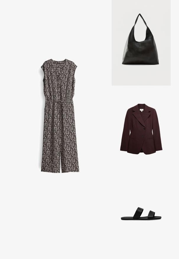 Bordeauxroter Blazer mit maßgeschneiderter Passform, breiten Revers, einreihiger Knopfleiste und zwei Fronttaschen. Hergestellt aus einem strukturierten Material.; Schwarzer und cremefarbener gemusterter Jumpsuit mit kurzen Ärmeln, V-Ausschnitt und elastischem Bund. Der Stoff wirkt leicht und hat ein fließendes Design.; Schwarze flache Sandale mit zwei breiten Riemen über dem Fuß, offenem Zehen- und Fersenbereich sowie einer dünnen Sohle auf weißem Hintergrund.; Schwarze, glatte Leder-Schultertasche mit einem breiten, einzelnen Riemen und einem lässigen, minimalistischen Design vor einem einfarbigen Hintergrund.