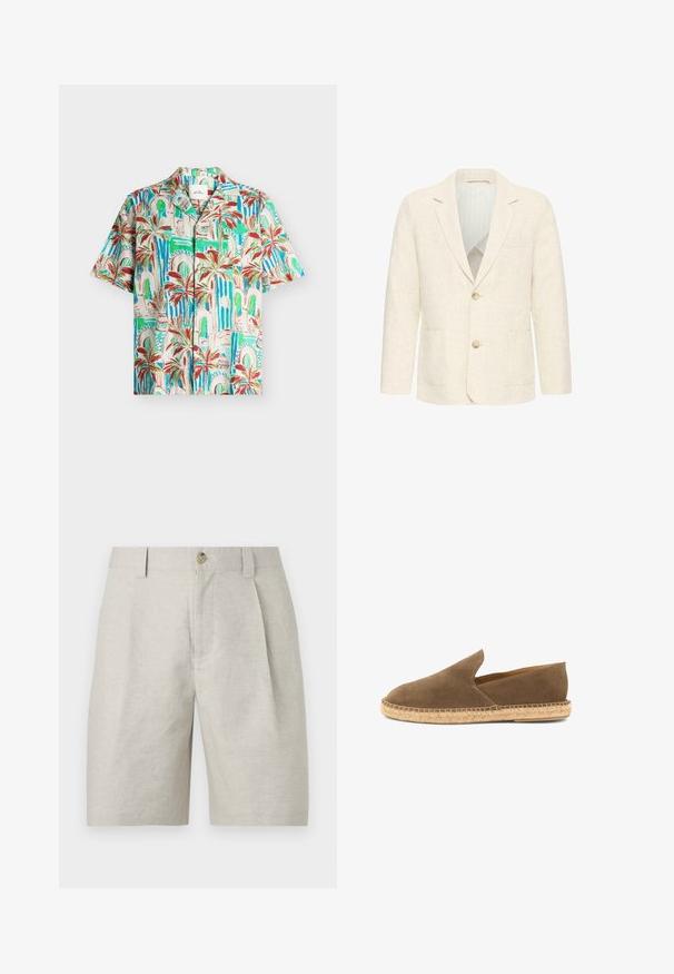 Blazer pour homme couleur crème avec deux boutons marron, revers crantés, poches avant et doublure intérieure rayée.; Chemise à manches courtes boutonnée avec imprimé palmiers tropicaux et arcade en tons verts, bleus, rouges et beiges sur un fond clair.; Short beige sur mesure avec plis à l'avant, passants pour ceinture et fermeture à un seul bouton à la taille.; Espadrille marron en daim à enfiler avec semelle en jute tressée et côtés bas, conçue pour un usage décontracté.
