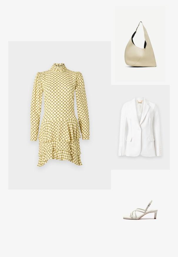 Hvid skræddersyet blazer med hakket revers, enkeltknapslukning, lommer med klap og fire knapper på hver ærmekant.; Langærmet gul kjole med peplum-nederdel, der har et diamantmønster i sort og grøn. Høj halsudskæring, struktureret stof og lagdelte volanger.; Zign Pumps - off white; Skuldertaske i cremelærret glat læder med buet trekantet form og justerbar rem med sølvspænde.