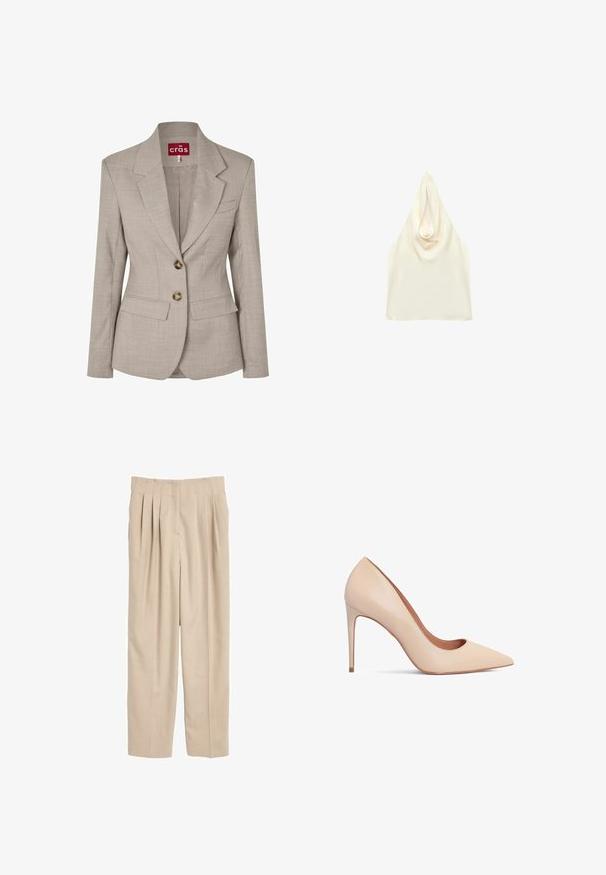 Blazer beige para mujer, entallado, con cuello de solapa, dos botones frontales, bolsillos con solapa y un bolsillo de ojal en el pecho, de la marca Crās.; Top halter de satén color crema con escote drapeado y diseño sin mangas.; Pantalones plisados beige con un corte ajustado, hechos de una tela suave, que presentan una cinturilla clásica y un corte recto.; Zapato de tacón alto de cuero beige con punta afilada y textura suave. Presenta un tacón de aguja delgado y un diseño de escote bajo.